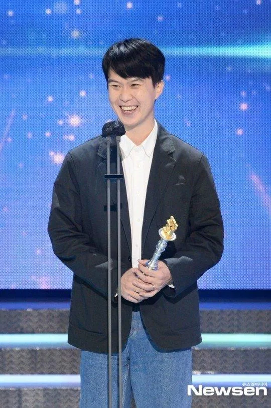 PD Choi Bo Pil đại diện Running Man lên nhận giải. (Ảnh: Internet). PD Choi Bo Pil đại diện Running Man lên nhận giải. (Ảnh: Internet).