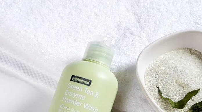 Sữa rửa mặt By Wishtrend Green Tea And Enzyme Power Wash chứa bột trà xanh và enzyme đu đủ lấy đi bụi bẩn và bã nhờn hiệu quả (Nguồn: internet)