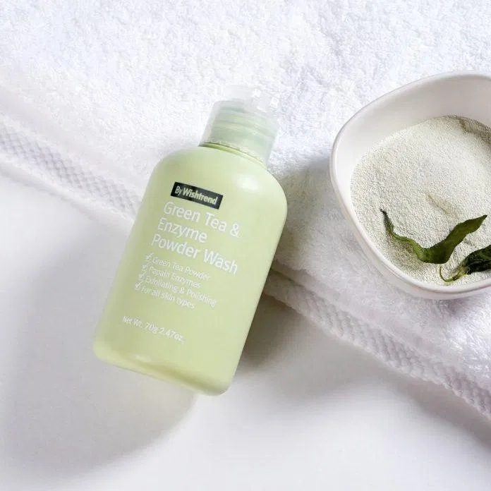 Sữa rửa mặt By Wishtrend Green Tea And Enzyme Power Wash chứa bột trà xanh và enzyme đu đủ lấy đi bụi bẩn và bã nhờn hiệu quả (Nguồn: internet)