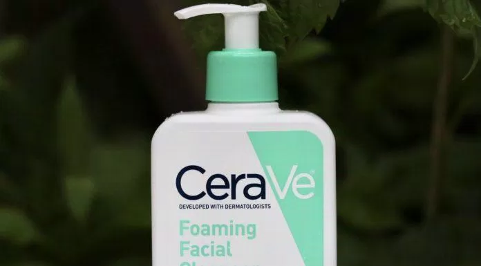 Sữa rửa mặt CeraVe Foaming Facial Cleanser có khả năng tạo bọt hoàn hảo cuốn trôi lớp dầu thừa trên da (Nguồn: internet)