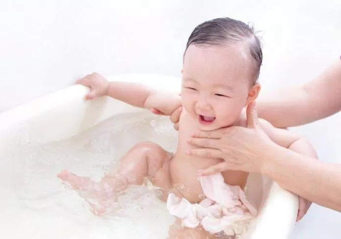 Nên tắm cho bé bằng sữa tắm để lấy đi lớp bụi bẩn, vi khuẩn và mồ hôi tích tụ trên da (Ảnh: Internet).