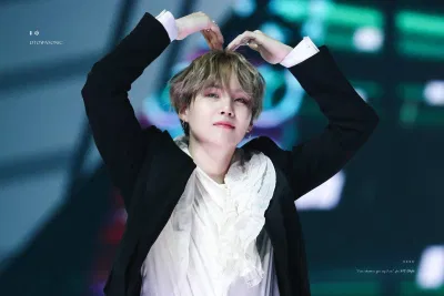 Suga đang tự cách ly và điều trị y tế, sẽ sớm khỏe lại thôi, ARMY đừng lo lắng. (Ảnh: Internet)