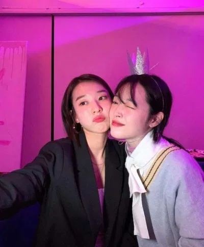 Sulli và Seon Ah thân thiết bên nhau - Ảnh: Internet Sulli và Seon Ah thân thiết bên nhau - Ảnh: Internet