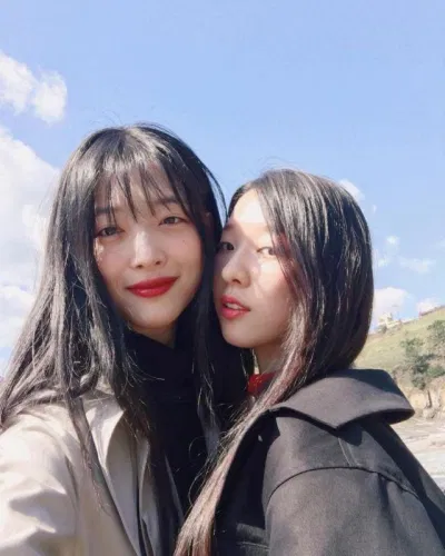 Sulli và Seon Ah thân thiết bên nhau - Ảnh: Internet Sulli và Seon Ah thân thiết bên nhau - Ảnh: Internet