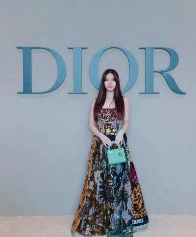 Suzy dự show của Dior tại Tuần lễ thời trang Paris hồi tháng 9/2019 (Nguồn: Internet) Suzy dự show của Dior tại Tuần lễ thời trang Paris hồi tháng 9/2019 (Nguồn: Internet)