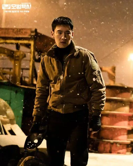 Lee Je Hoon với tạo hình cực ngầu trong phim Tài Xế Taxi. (Nguồn: Internet)