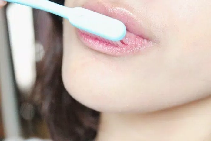 Tẩy tế bào chết môi bằng kem đánh răng ( Nguồn: Internet )
