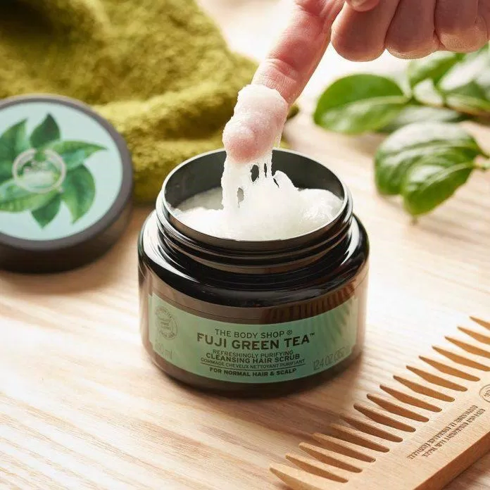 The Body Shop - Fuji Green Tea với tinh chất trà xanh và muối khoáng giúp thúc đẩy quá trình tẩy tế bào chết cho tóc và giúp tóc óng mượt (Nguồn: Internet).