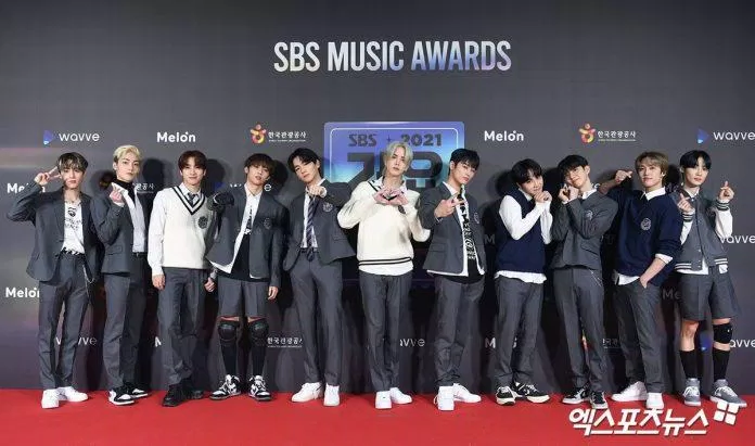 THE BOYZ trẻ trung năng động trên thảm đỏ - Ảnh: Internet THE BOYZ trẻ trung năng động trên thảm đỏ - Ảnh: Internet