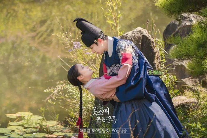 Cặp đôi Lee Jun Ho và Lee Se Young trong phim Cổ Tay Áo Màu Đỏ. (Nguồn: Internet)