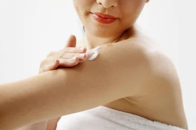 Động tác thoa kem cũng rất quan trọng. (nguồn: Internet)