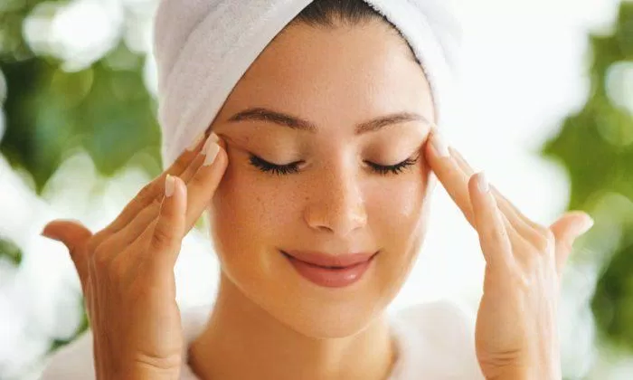 Thực hiện các biện pháp massage cho da vùng mắt (Nguồn: Internet).
