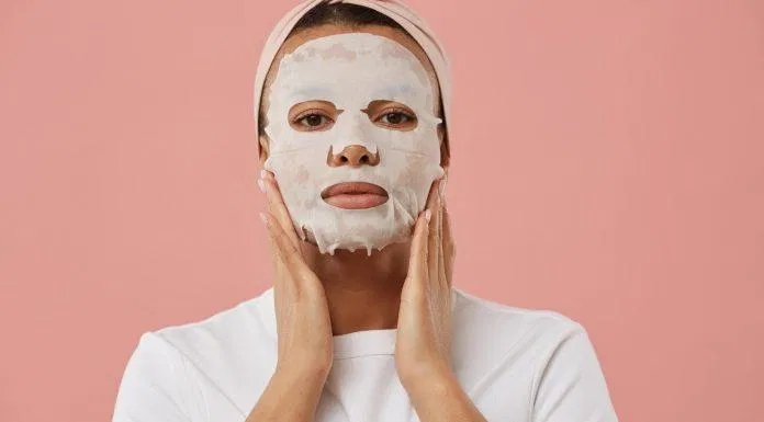 Đắp mặt nạ chứa nhiều dưỡng chất cũng là cách nuôi dưỡng da của người Nhật (Nguồn: internet)