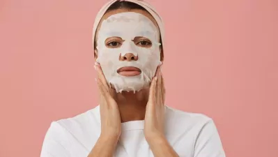 Đắp mặt nạ chứa nhiều dưỡng chất cũng là cách nuôi dưỡng da của người Nhật (Nguồn: internet)
