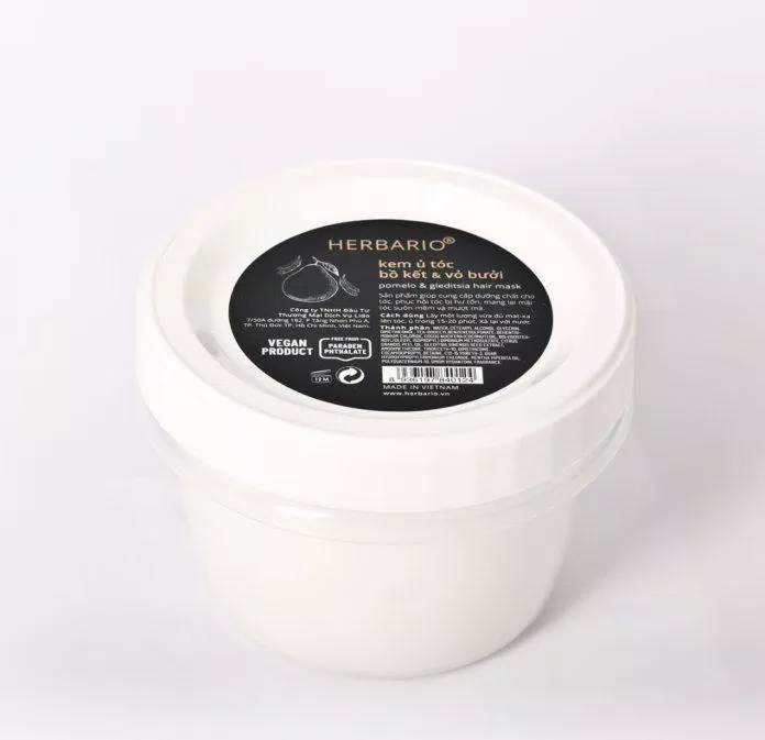 Thiết kế của kem ủ tóc bồ kết và vỏ bưởi Herbario lấy tone trắng làm chủ đạo (Ảnh: Internet).