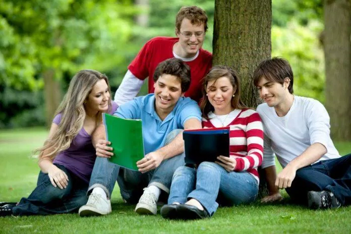 Tham gia vào hoạt động ngoại khóa của trường Tham gia vào hoạt động ngoại khóa của trường