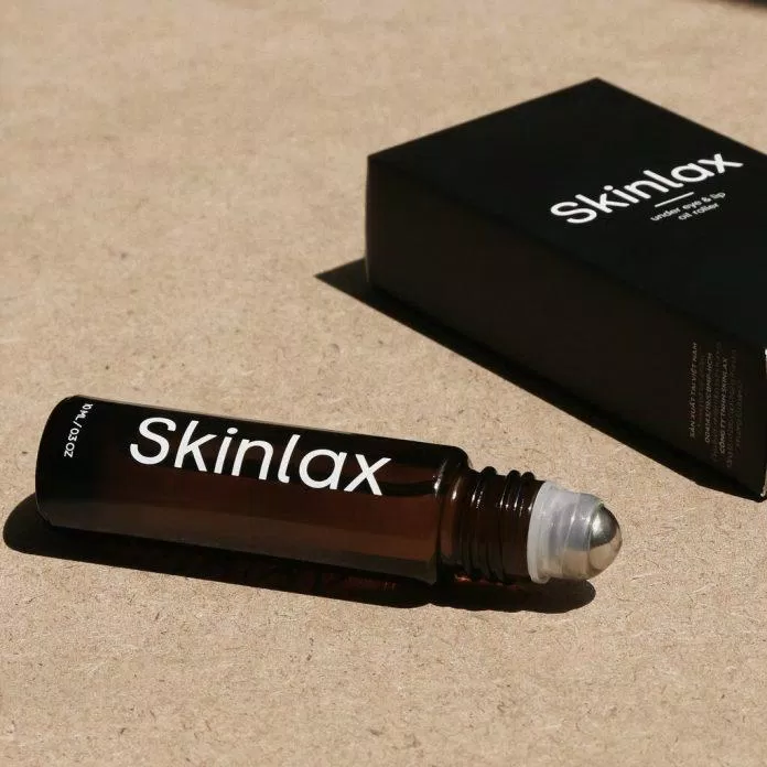 Cây lăn mắt Skinlax Oil Roller được sản xuất từ chính Việt Nam với bao bì vô cùng bắt mắt (Nguồn: internet)