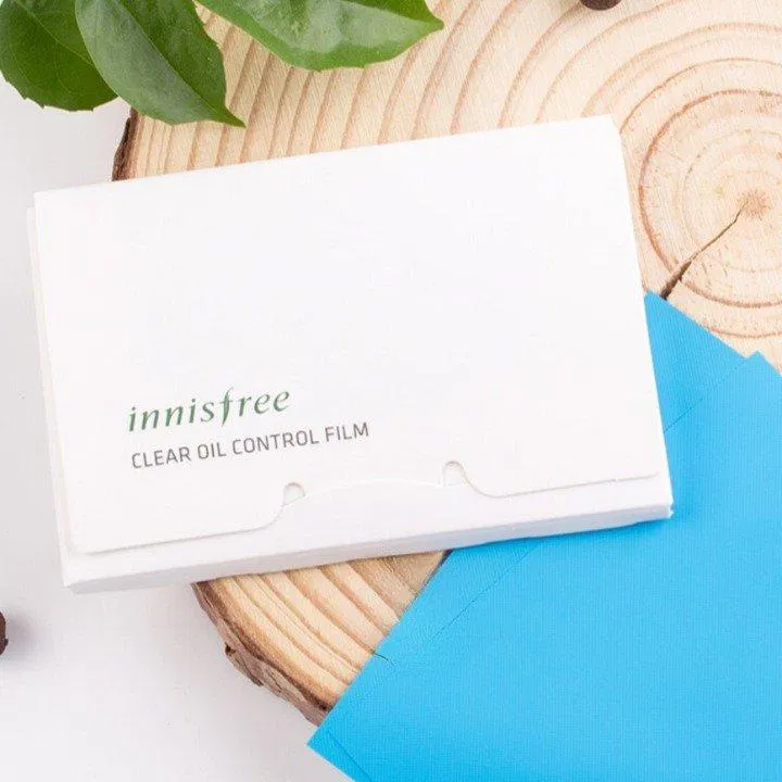 Giấy thấm dầu Innisfree Clear Oil Control Film loại bỏ nhanh chóng dầu thừa trên da (Nguồn: Internet)