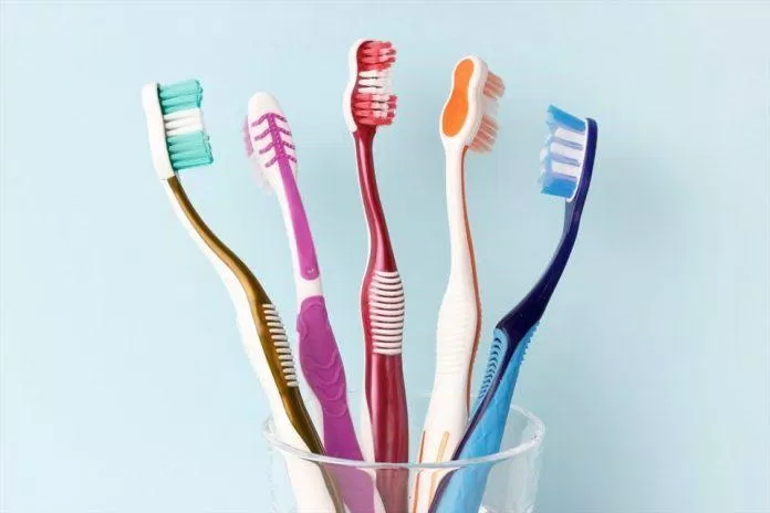 Lựa chọn bàn chải phù hợp cũng vô cùng quan trọng trong việc làm sạch và làm trắng răng (Nguồn: Internet)