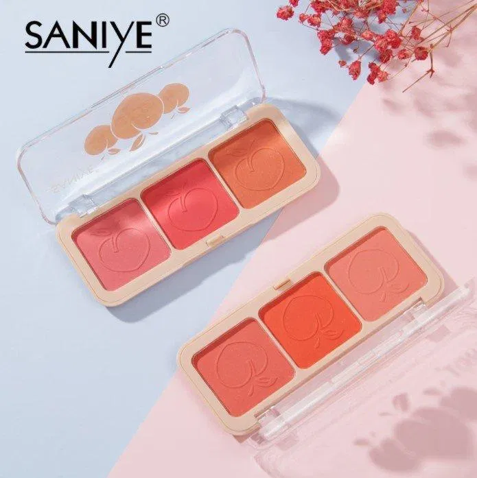 Phấn má hồng SANIYE có tận 3 màu má trong cùng một bảng màu (Nguồn: Internet) Phấn má hồng SANIYE có tận 3 màu má trong cùng một bảng màu (Nguồn: Internet)