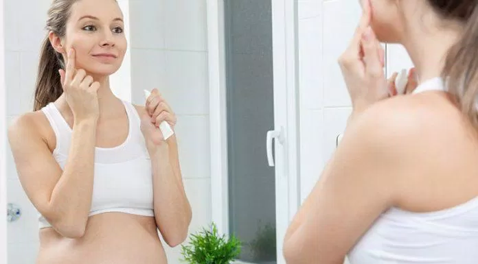 Sử dụng sữa rửa mặt để làm sạch da trong quá trình mang bầu là điều nên làm (Nguồn: Internet)