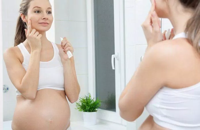 Sử dụng sữa rửa mặt để làm sạch da trong quá trình mang bầu là điều nên làm (Nguồn: Internet) Sử dụng sữa rửa mặt để làm sạch da trong quá trình mang bầu là điều nên làm (Nguồn: Internet)