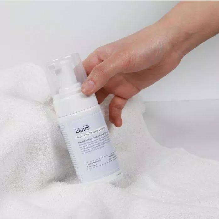 Klairs Rich Moist Foaming Cleanser ở dạng bọt tiện lợi (Nguồn: Internet) Klairs Rich Moist Foaming Cleanser ở dạng bọt tiện lợi (Nguồn: Internet)