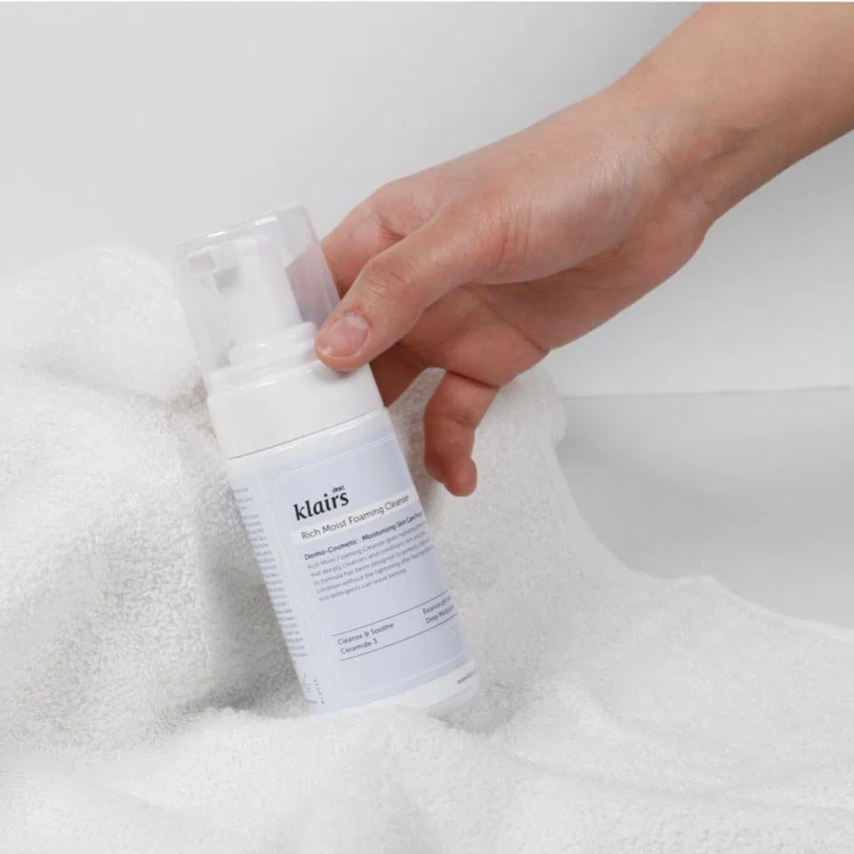 Klairs Rich Moist Foaming Cleanser ở dạng bọt tiện lợi (Nguồn: Internet) Klairs Rich Moist Foaming Cleanser ở dạng bọt tiện lợi (Nguồn: Internet)