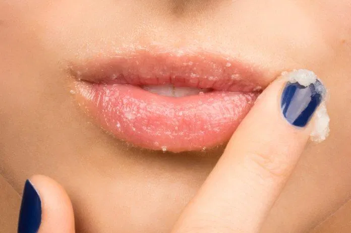 Tẩy tế bào chết môi dạng scrub giúp loại bỏ tế bào sừng nhanh chóng (Nguồn: Internet)