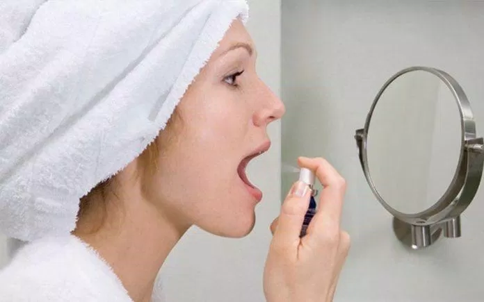 Lạm dụng xịt thơm miệng có chứa cồn có thể gây hại cho cổ họng (Nguồn: Internet)