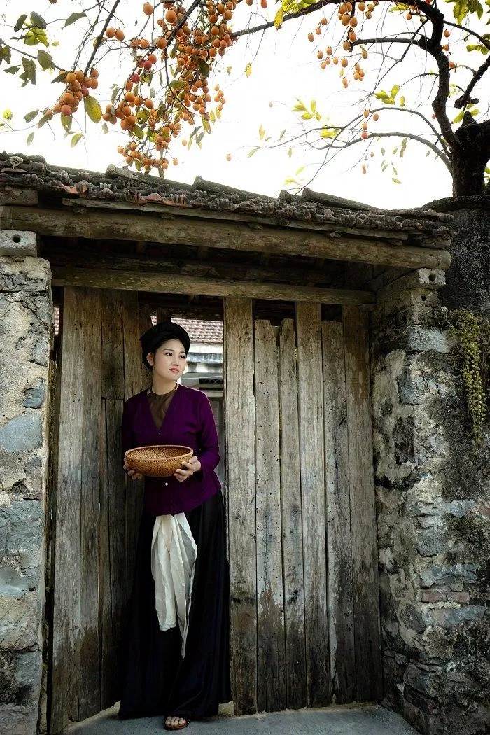 Chị Bá Anh (Ninh Bình) cũng là một trong những du khách thực hiện bộ ảnh check-in trong trang phục Việt đậm chất Bắc Bộ tại cây hồng trăm tuổi (Nguồn: Chuột Bố).