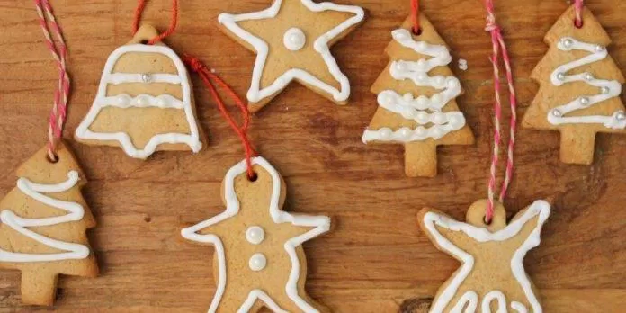 Bạn có thể làm đồ trang trí Giáng sinh bằng những chiếc bánh nhỏ (Ảnh: Internet)
