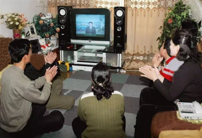 Người Bắc Triều Tiên xem TV (Ảnh: Internet)