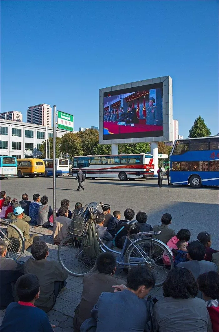 Người Bắc Triều Tiên xem tivi trên màn hình công cộng (Ảnh: Internet)