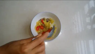 Trộn đều phần nguyên liệu đã giã nhỏ (Ảnh: Youutbe) Trộn đều phần nguyên liệu đã giã nhỏ (Ảnh: Youutbe)