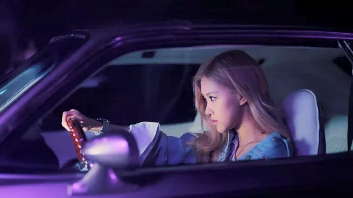 KBS tuýt còi "Kill This Love" của Blackpink do phân cảnh Rose lái xe. Lý do được đưa ra là vì cảnh quay cổ súy vi phạm luật an toàn giao thông (Ảnh: Internet).