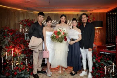 ...và bó hoa to để che triệt để vòng 2 (Nguồn ảnh: Internet) ...và bó hoa to để che triệt để vòng 2 (Nguồn ảnh: Internet)
