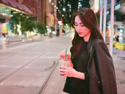 Cô mặc đồ tối màu để che vòng 2 (Nguồn ảnh: Internet) Cô mặc đồ tối màu để che vòng 2 (Nguồn ảnh: Internet)
