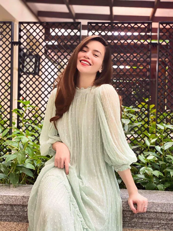 Trang phục giấu bầu thời trang của nàng ca sĩ (Nguồn ảnh: Internet)