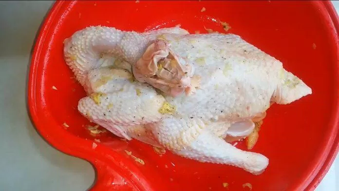 Ướp nguyên liệu giã nhỏ vào phần thịt gà (Ảnh: Youtube)