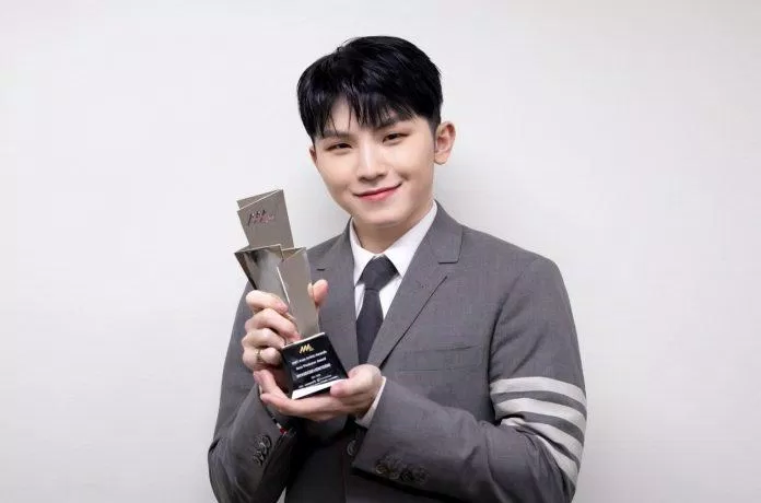 Woozi giành giải Best Producer tại lễ trao giải AAA 2021 (Nguồn: Internet) Woozi giành giải Best Producer tại lễ trao giải AAA 2021 (Nguồn: Internet)