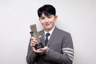 Woozi giành giải Best Producer tại lễ trao giải AAA 2021 (Nguồn: Internet) Woozi giành giải Best Producer tại lễ trao giải AAA 2021 (Nguồn: Internet)