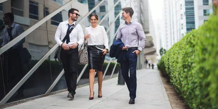Đi bộ và tán gẫu cùng đồng nghiệp vào giờ giải lao (Nguồn: Internet). Đi bộ và tán gẫu cùng đồng nghiệp vào giờ giải lao (Nguồn: Internet).