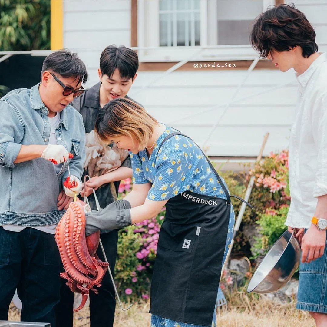 Các nghệ sĩ phải tự tay chuẩn bị lương thực (Ảnh: Internet)