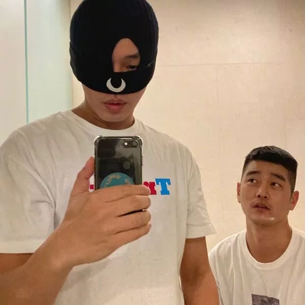 Những bức ảnh trên Instagram của Yoo Ah-in thường xuất hiện người được cho là bạn trai của anh.  (Ảnh: Internet)