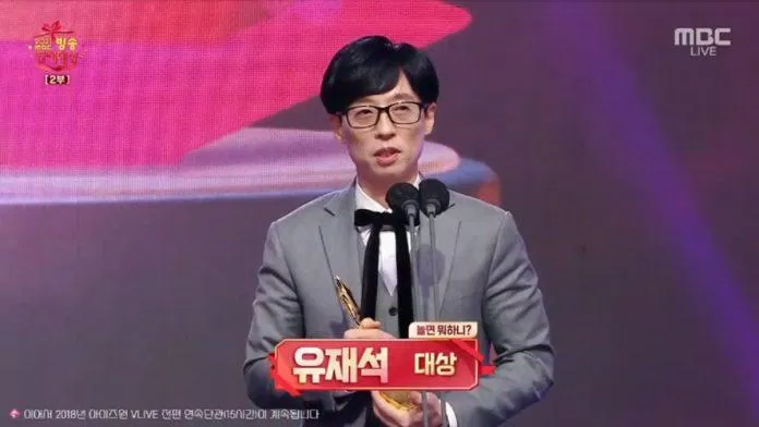 Yoo Jae Suk gửi lời cám ơn đến những người thân bên cạnh. (Ảnh: Internet).