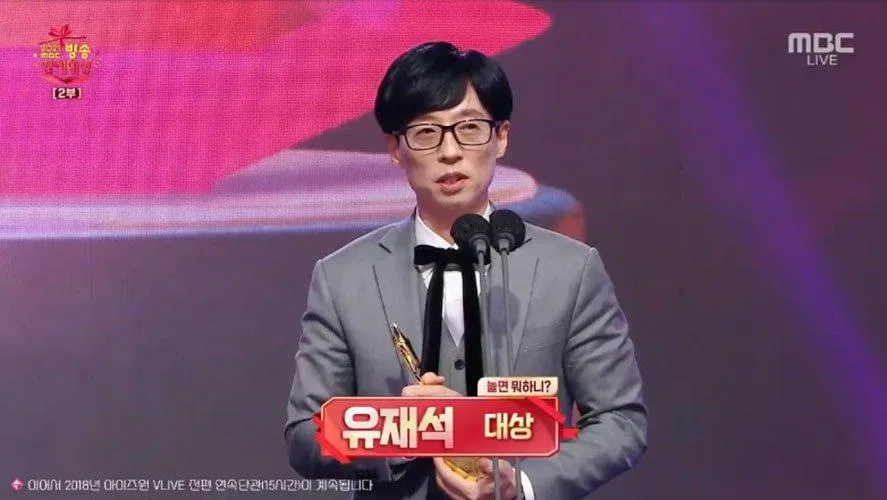 Yoo Jae Suk gửi lời cám ơn đến những người thân bên cạnh. (Ảnh: Internet).