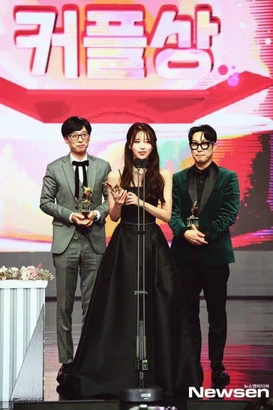 Haha, Yoo Jae Suk, Lee Mi Joo nhận giải cặp đôi của năm. (Ảnh: Internet).