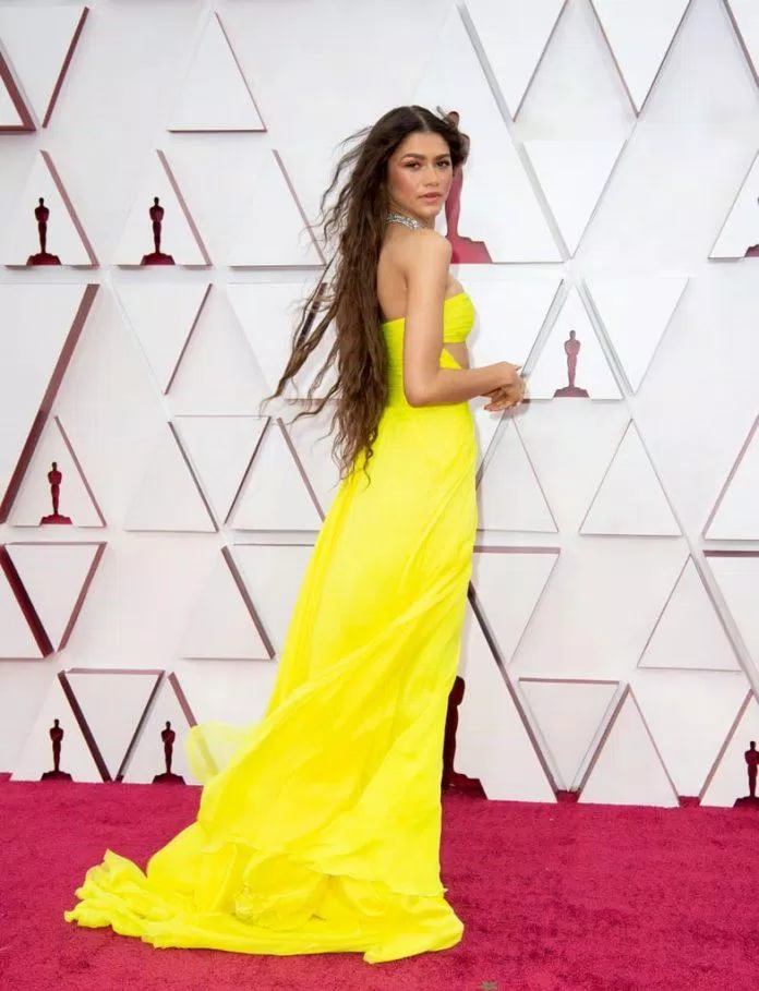 Zendaya với trang phục màu vàng từ thương hiệu Valentino tại lễ trao giải Oscar 2021 (Ảnh: Internet)