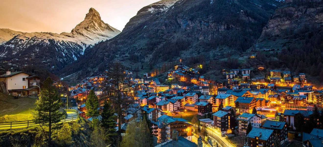 Zermatt về đêm sáng rực bởi những ánh đèn vàng (Nguồn: Internet) Zermatt về đêm sáng rực bởi những ánh đèn vàng (Nguồn: Internet)